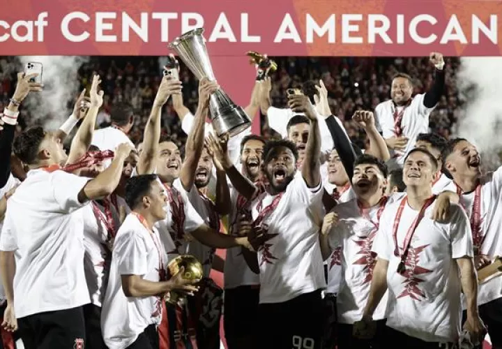El panameño  Freddy Gíondola (99) con el trofeo de campeón de la Copa Centroamericana de  la Concacaf con Alajuelense. Foto: EFE