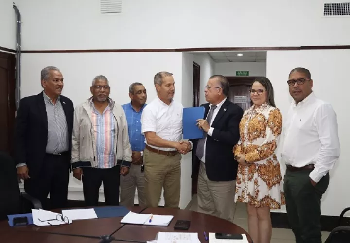 El presidente de ANDELAIPP, Tomás Villa, fue recibido por Hamed Tuñón (ARAP)  y el ministro del MIDA. Foto: Cortesía ARAP