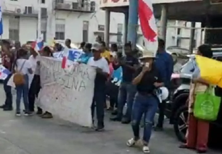 Afuera de la audiencia se dieron manifestaciones en contra de la minería en Donoso. Foto: Diomedes Sánchez 