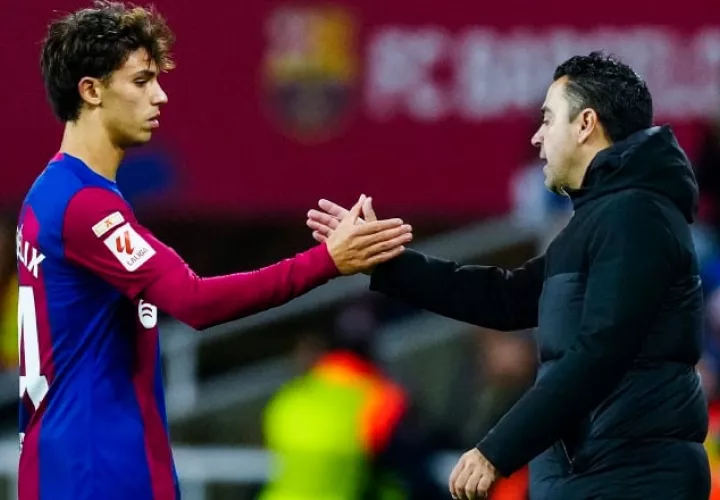 Joao Félix (izq.) saluda a su entrenador, Xavi Hernández. Foto: EFE