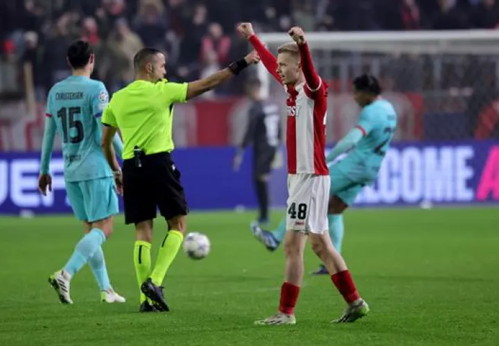 Arthur Vermeeren de Amberes alza las manos, festeja el triunfo ante Barcelona. Foto: EFE