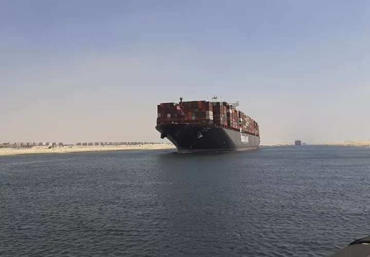 Un buque de carga en el Canal de Suez. Foto:  EFE
