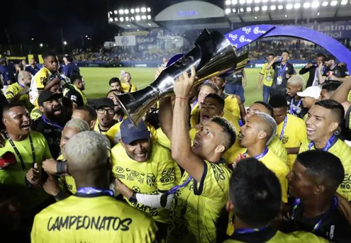 Jugadores del CAI, festejan el tricampeonato. Foto: LPF
