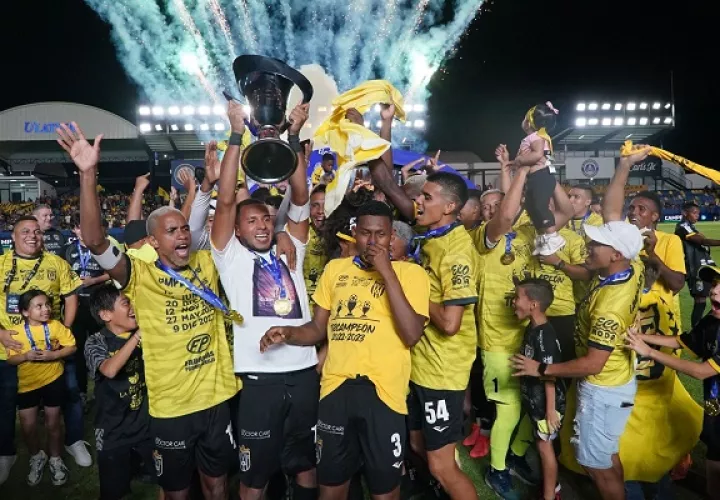 Jugadores del CAI, festejan el tricampeonato. Foto: LPF