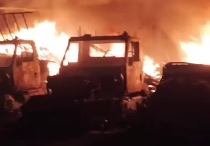 Los bomberos del corregimiento de Sabanitas acudieron para apagar el siniestro. Foto / Diómedes Sánchez. 