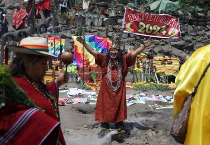 Un grupo de chamanes y curanderos peruanos realizan una ceremonia tradicional para vaticinar qué deparará el 2024 al país andino y al mundo. Foto: EFE
