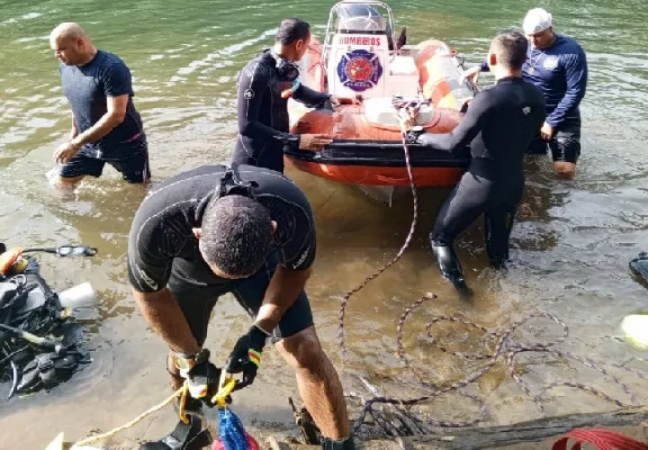 El hecho ocurrió entre las 10:30 y 11:00 de la mañana del lunes 25 de diciembre, cuando el ciudadano se lanzó al agua y no lo vieron salir más. Foto. Cuerpo de Bomberos