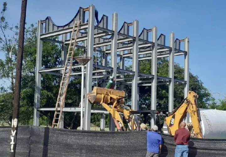 Los trabajos de limpieza de los sedimentadores culminas este jueves. Foto. Thays Domínguez 