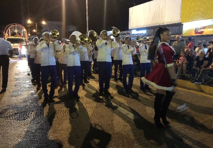 Unas 10 bandas de música participaron del desflle navideño en Chitré. Foto. Thays Domínguez
