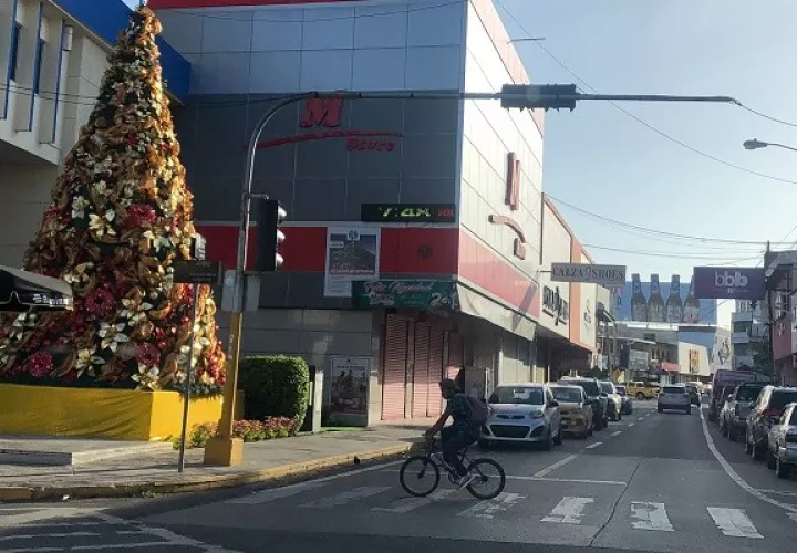 En la avenida central los comerciantes tratan de vender su mercancía, la cual han sacado a las afueras. Foto. Thays Domínguez