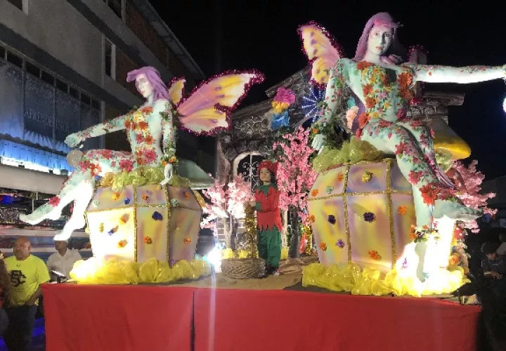 Hubo carros alegóricos con diversas alegorías para el disfrute de los niños. Foto. Thays Domínguez