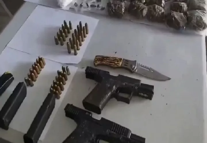 Armas de fuego, municiones y drogas fuero encontrados en una requisa sorpresa. Foto. Diomedes Sánchez