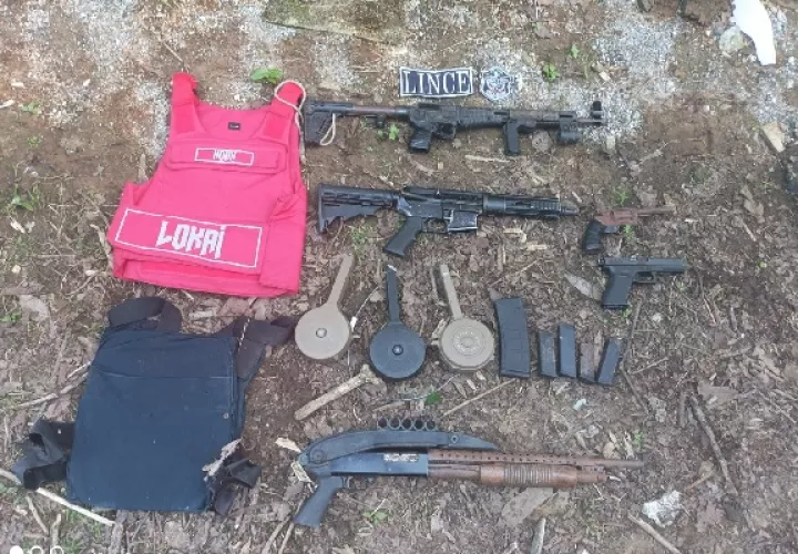 Las armas fueron encontradas durante en un patrullaje de los agentes del orden público por el corregimiento de Cativá. Foto. Proteger y Servir