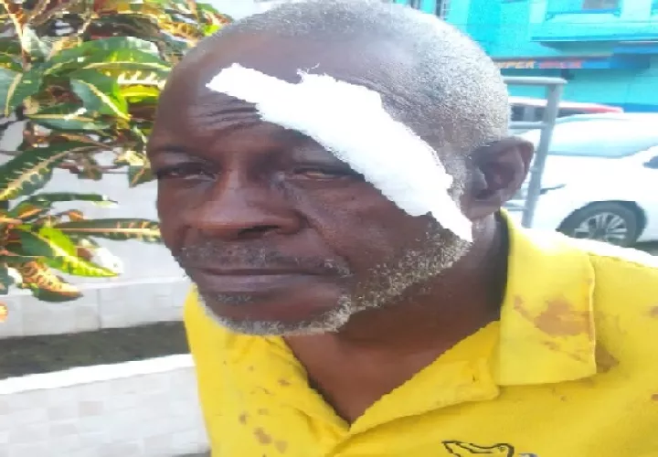 El trabajador de aseo fue llevado al cuarto de urgencias del Hospital Manuel Amador Guerrero para que recibiera atención médica. Foto. Diomedes Sánchez