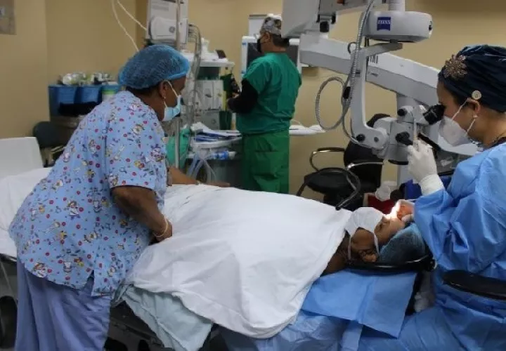 El paciente debe evitar dormir del mismo lado del ojo intervenido o hacia abajo durante los primeros tres días. Foto. Cortesía. CSS