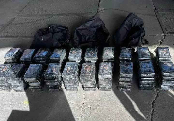 El informe  policial destaca que cada dos paquetes rectangulares estaba envuelto en una bolsa plástica con logos. Foto. Proteger y Servir