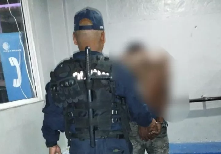 El hombre fue atrapado con el aire acondicionado en las manos, cuyo valor aproximado es de mil dólares. Foto. Diomedes Sánchez