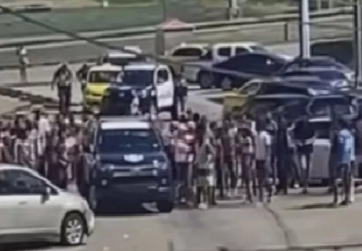 La Policía Nacional llegó al lugar al percatarse de la situación violenta, donde subieron al joven a la patrulla para trasladarlo al nosocomio. Foto. cámaras de videovigilancia