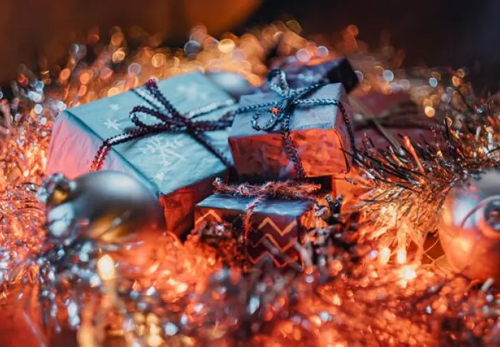 Realiza una lista con las personas a las que darás regalos esta navidad. Foto: Pexels