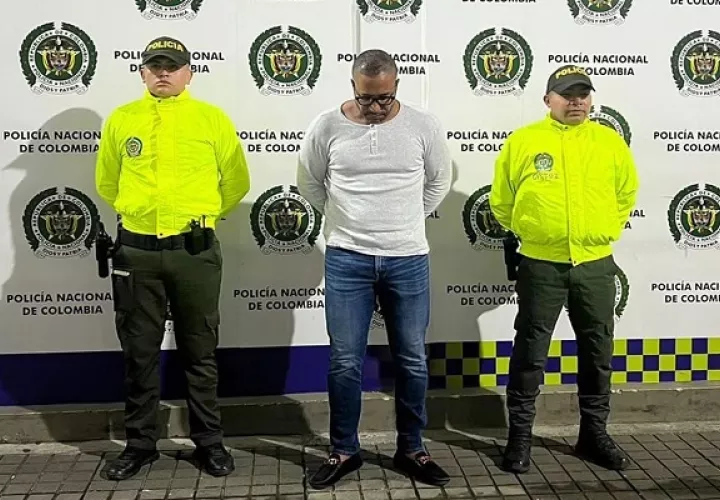 Durante su traslado de Cali hasta Bogotá, Ramírez lucía preocupado. Foto: Cortesía/Interpol