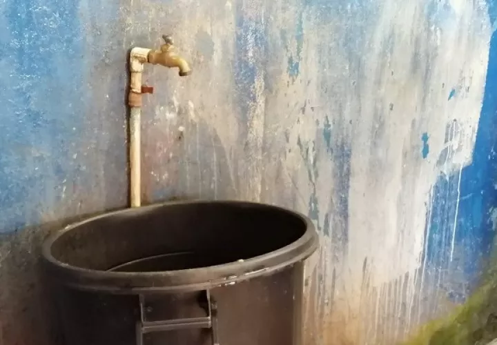  La forma inadecuada de reservar agua en tanques propicia criaderos de mosquitos, según el Minsa. Foto: Eric A. Montenegro