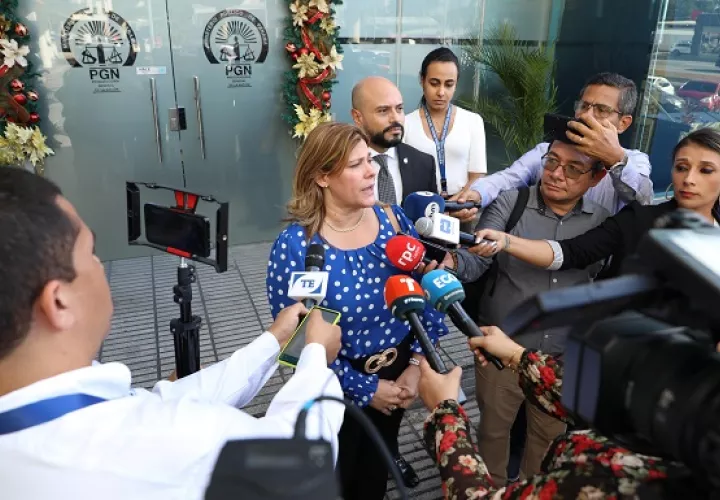 La directora del Registro Civil acudió a la fiscalía especializada a presentar la denuncia. Foto: Cortesía Tribunal Electoral