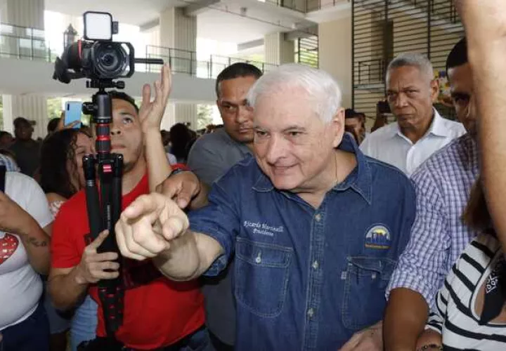 Ricardo Martinelli mostró su solidaridad a los trabajadores de Minera Panamá. Foto: Víctor Arosemena 