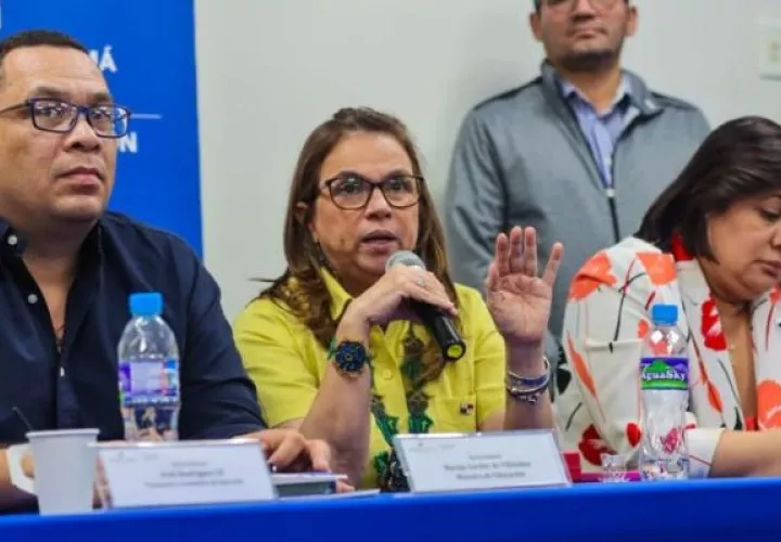 El acuerdo fue firmado a las 3:30 a.m. de este sábado en el Salón 105 de la Ciudad del Saber. Foto: Cortesía