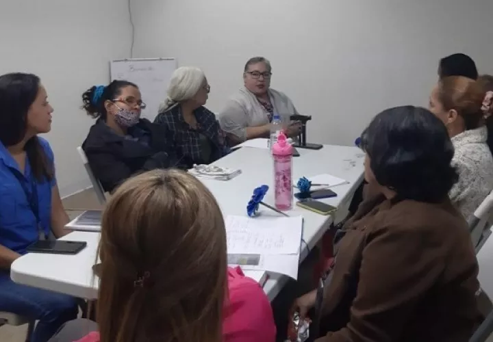 Durante la reunión se abordaron temas sobre créditos escolares, continuidad educativa, deserción escolar, bienestar estudiantil y guías de estudios. Foto: Diomedes Sánchez