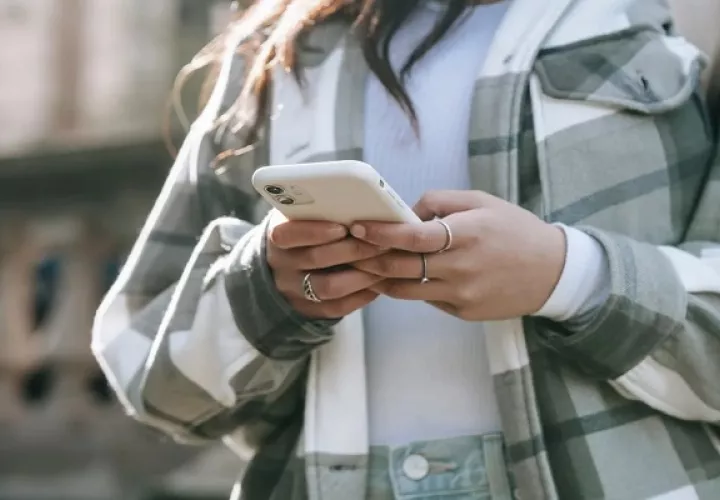 Los beneficios que aporta el celular desaparecen cuando se utiliza en exceso. Foto: Pexels