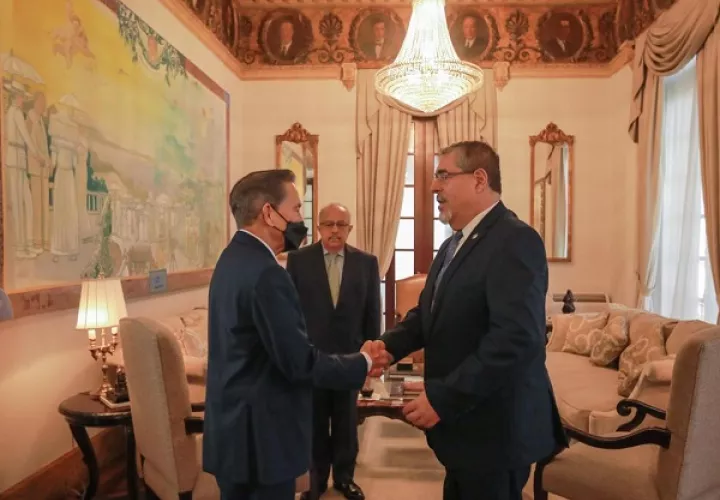 Cortizo recibió al Arévalo, quien estuvo acompañado del embajador de Guatemala en Panamá. Foto: Cortesía Presidencia