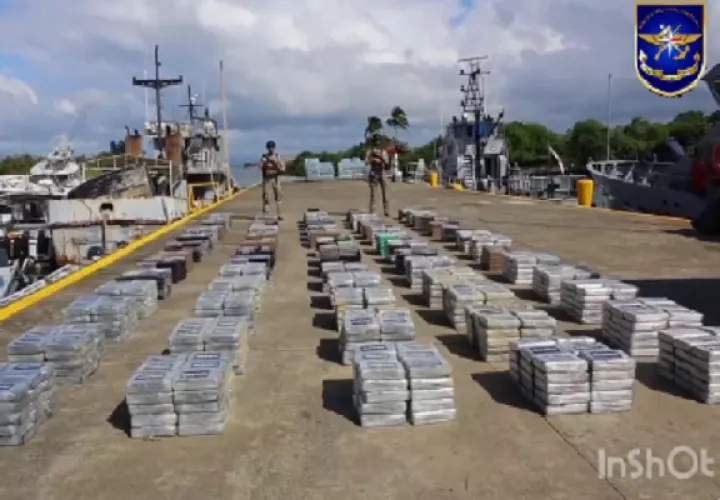 Las autoridades contabilizaron un total de 2,110 paquetes rectangulares de presunta droga por determinar. Foto. Senan