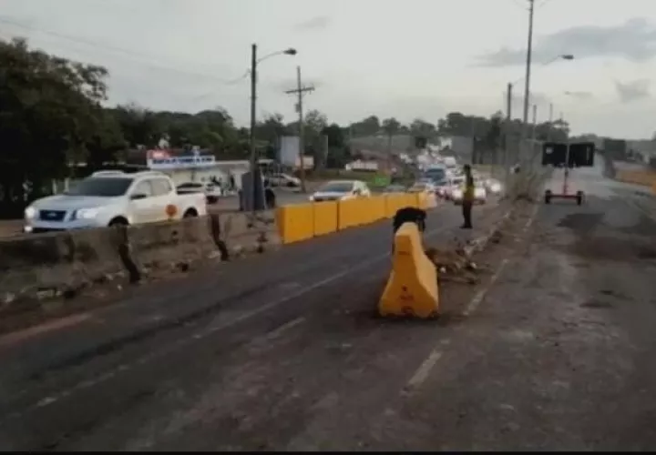 Con este operativo, se busca agilizar el tráfico, y así evitar las largas filas de autos tratando de salir de la ciudad capital al interior del país. Foto. Ilustrativa