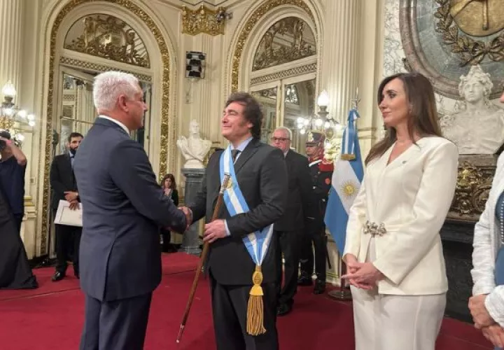 El ministro de la Presidencia, José Simpson Polo, saluda al presidente argentino, Javier Milei. Foto: Cortesía Presidencia