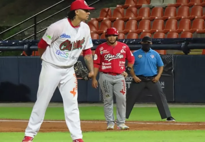 Los lanzadores en el béisbol mayor solo podrán tirar tres veces a  la primera base con corredor en la almohadilla. Foto: Fedebeis