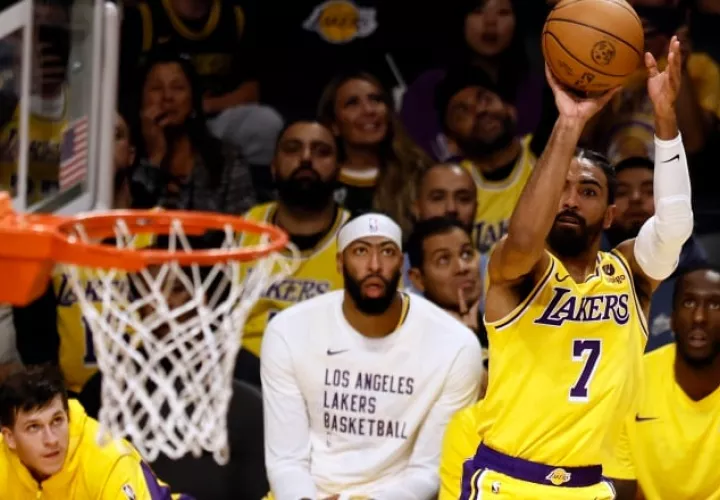 Gabe Vincent de los Lakers, lanza la pelota a la canasta. Foto: EFE