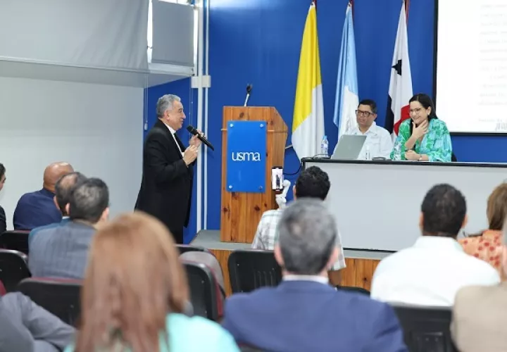 El arzobispo José Domingo Ulloa participó en el conversatorio. Foto: Cortesía Mingob