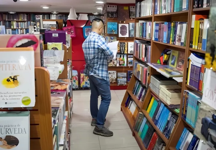 Un hombre en una librería.  EFE / Miguel Gutierrez