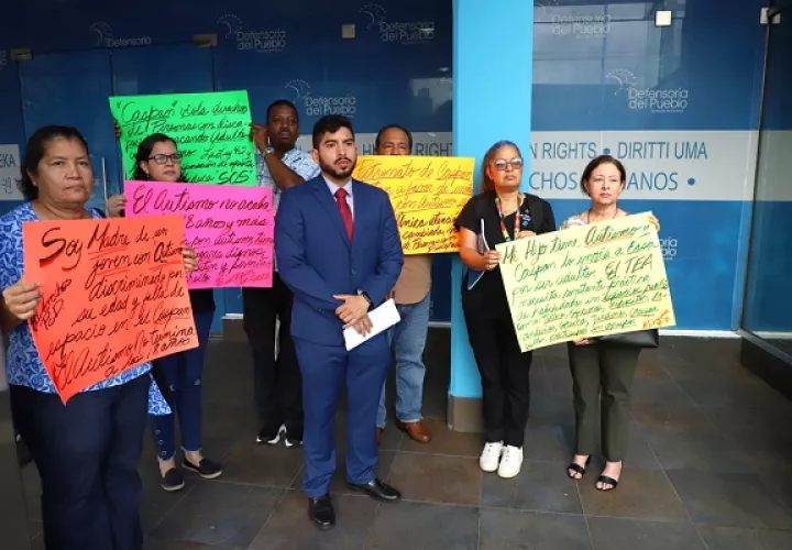 Las madres se presentaron con un abogado a la Defensoría del Pueblo. Foto: Cortesía Defensoría del Pueblo