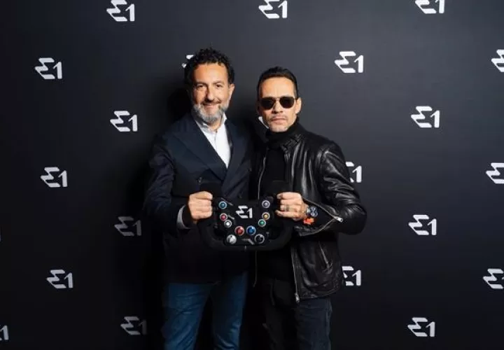 El presidente ejecutivo y cofundador de E1, Rodi Basso y Marc Anthony. Foto: EFE