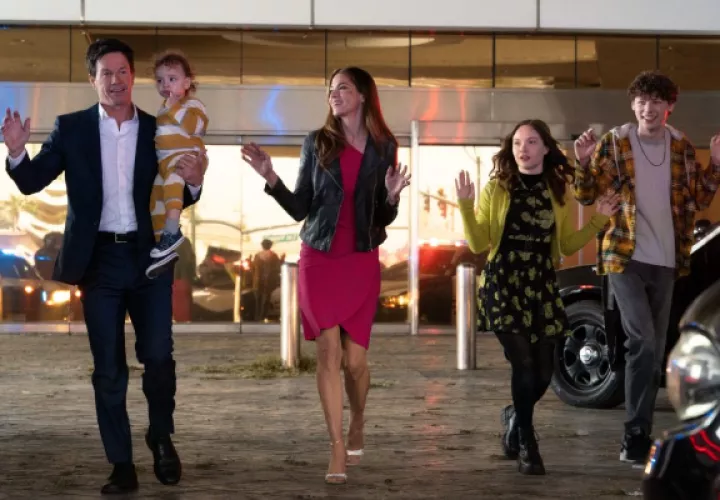 Mark Wahlberg (i) y la actriz Michelle Monaghan (c) durante una escena de la película 'The Family Plan'. Foto: EFE/ Jake Giles Netter/ Cortesía Apple TV