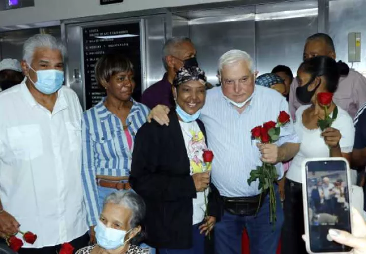 Martinelli junto a José Raúl Mulino y sus esposas compartió con las madres, mujeres y pacientes del Instituto Oncológico Nacional. Foto: V Arosemena