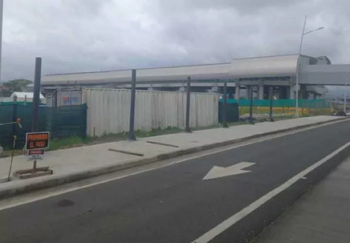 Vista del metro desde la Terminal 2 del aeropuerto de Tocumen. En la actualidad se trabaja en el techado de la vía de acceso. Foto: Francisco Paz