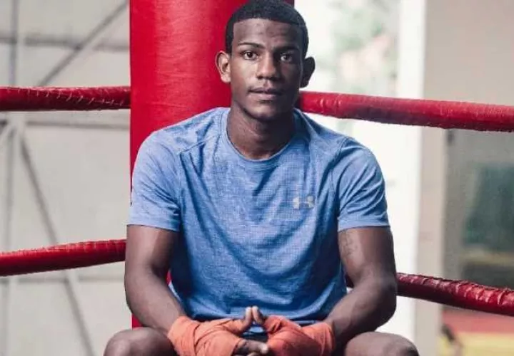 El panameño Jonathan Miniel expone su invicto ante el colombiano Luis Fabra.  Foto: Instagram