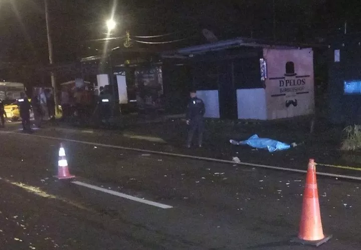 Del impacto su cuerpo quedó en la orilla de la carretera Panamá-Colón. Foto: Diomedes Sánchez