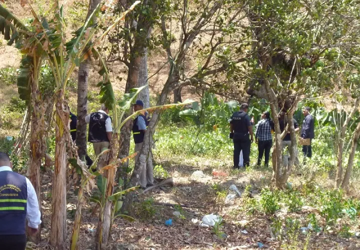 Funcionarios del Ministerio Público, Policía Nacional y Criminalística se trasladaron a Garnaderita para investigar el caso. Foto: Melquiades Vásquez