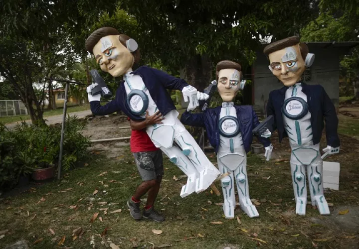 Los panameños despiden el año viejo y dan la bienvenida al nuevo con la quema de muñecos. Foto: EFE 