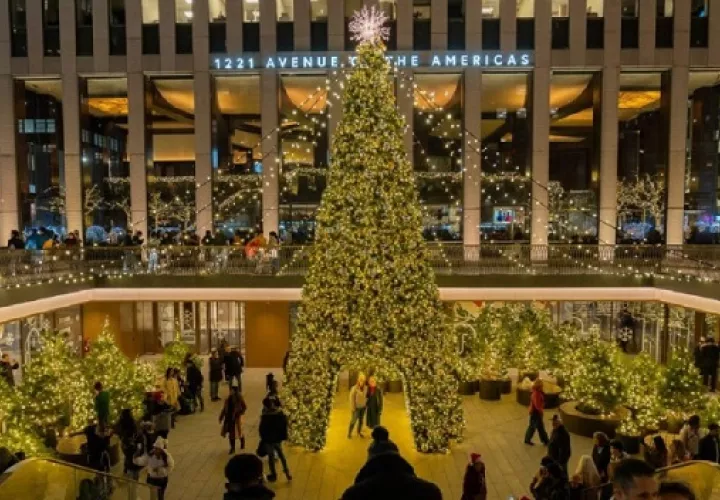 El tradicional árbol de Navidad del Rockefeller Center en Manhattan, en Nueva York (EE.UU.). Foto: EFE / Angel Colmenares