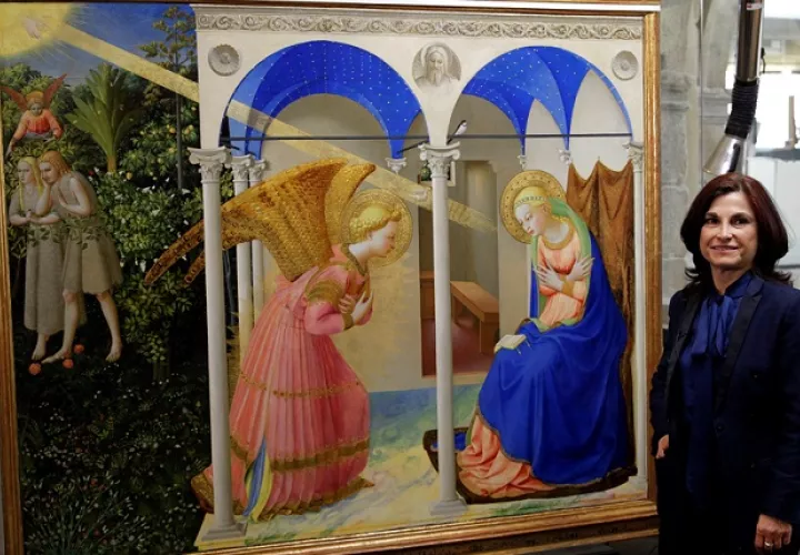 La restauradora de pintura del Museo del Prado, Almudena Sánchez, junto a "La Anunciación" de Fra Angelico en mayo 2019. Foto: EFE