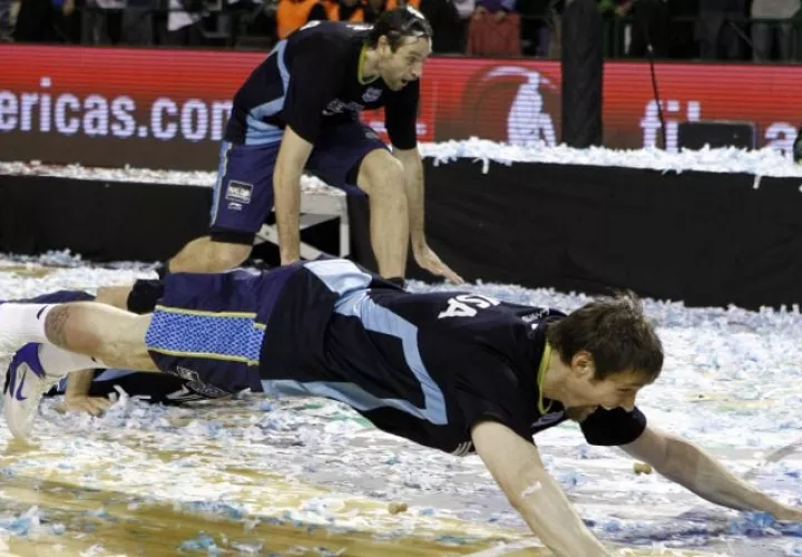 Andrés Nocioni (frente) y Fabricio Oberto (fondo), jugadores argentinos. Foto: EFE
